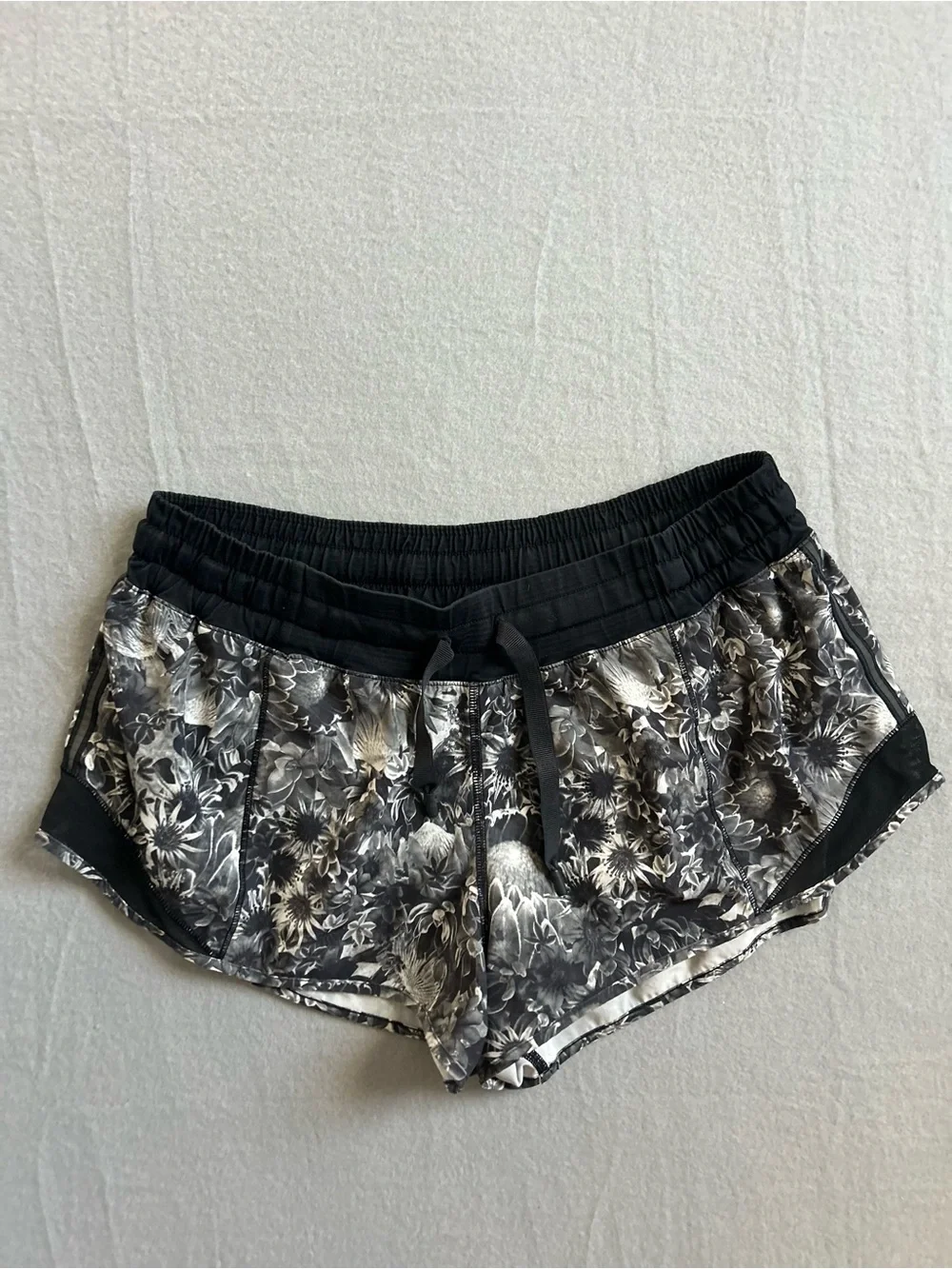 Lululemon Hotty Hot Short 2.5'' in Flowabunga Black Angel Wing Size 8